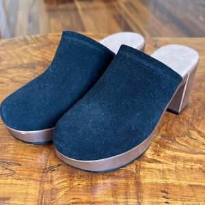 Crown Vintage Black and Tan Black Mules Clogs